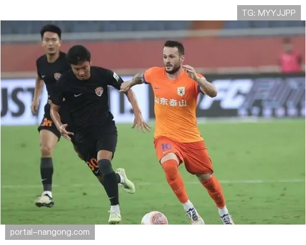 【2026年4月中超联赛·赛中·速报半场战报：山东泰山1-0领先上海申花，费莱尼头槌破门